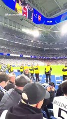 🎯 ¡EXPLOTA EL BERNABÉU! AFICIONADO DEL ARSENAL CELEBRA GOL DE SAKA Y ENFURECE A LOS MADRIDISTAS 🔥⚽