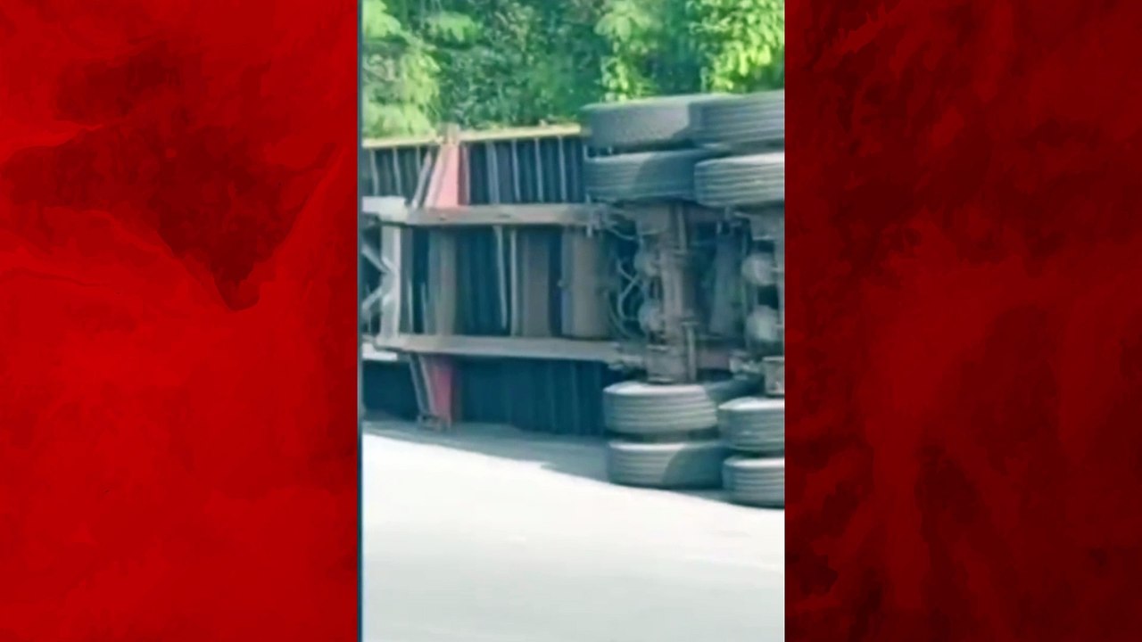 Carreta cai, esmaga carro e deixa 3 vítimas fatais