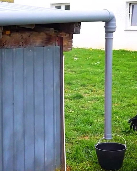 Installing a roof drainage pipe!💯