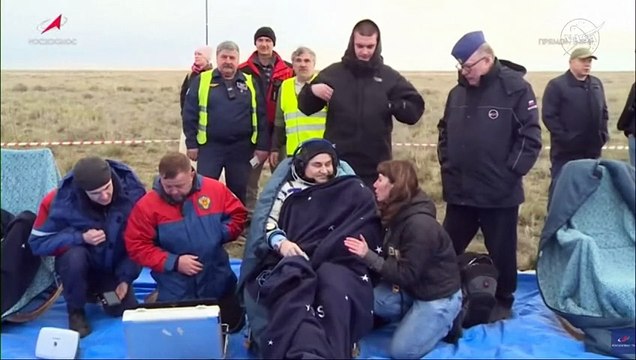 Una nave espacial Soyuz aterriza en Kazajistán con dos rusos y un estadounidense