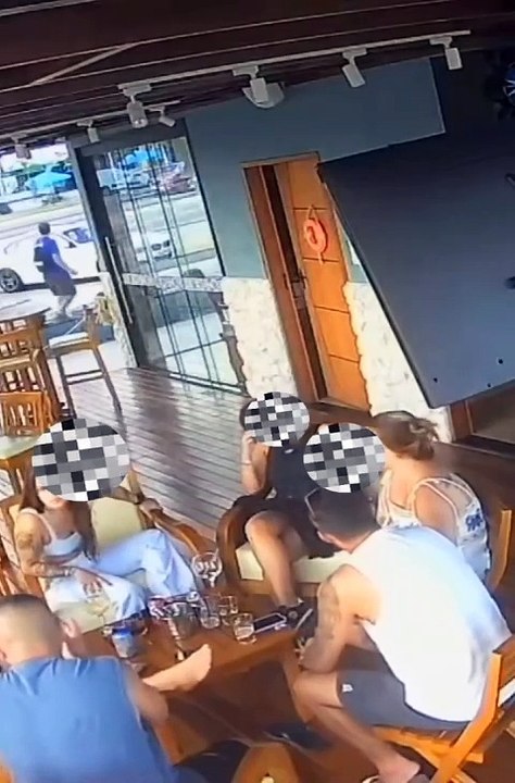 Criminosos armados rendem clientes e levam pertences em quiosque