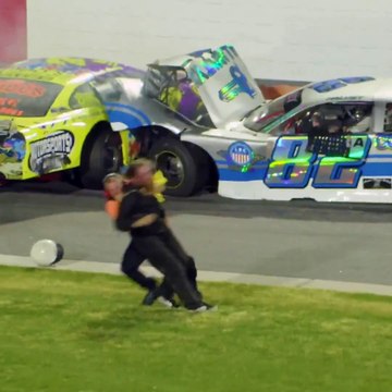 Deux pilotes de NASCAR se percutent en pleine course… puis en viennent aux mains sur le bord de la piste.