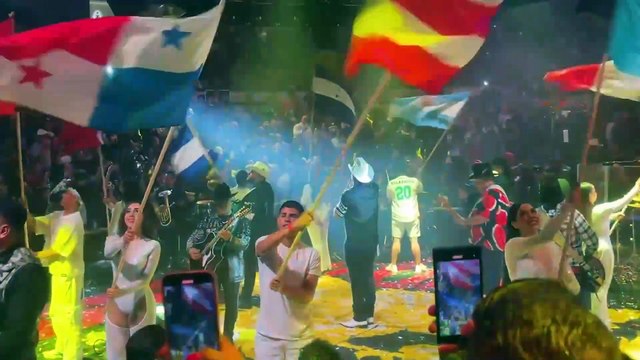 Grupo Firme sorprende y cierra su concierto en la feria de San Marcos sin cantar narcocorridos y con banderas de varios países