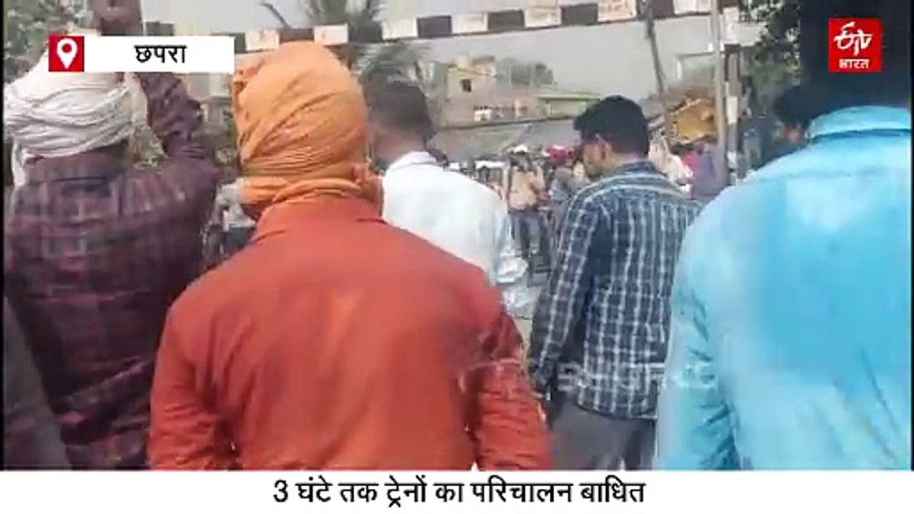 आने वाली थी ट्रेन.. तभी रेलवे फाटक तोड़कर ट्रैक पर पहुंच गया ट्रक, हलक पर अटकी यात्रियों की जान