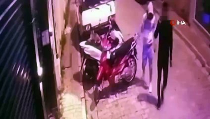 Yaşlı kadını tuzağa düşürdüler... Yüz binlerce lira çaldılar!