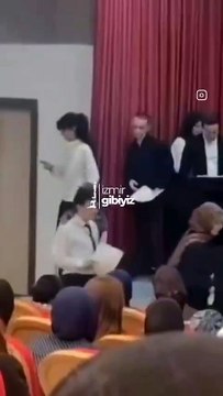 İmam Hatip etkinliğinde HÜDA PAR bayrağı açıldı: Öğrenciler bayrak açan kişiye tepki gösterdi