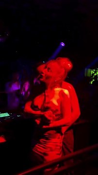 Aşk sarhoşu İrem Derici'nin sevgilisiyle cesur dansı olay oldu