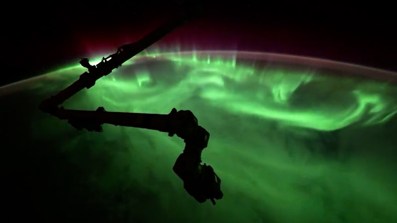Astronaut fängt atemberaubende grüne Aurora über der Erde ein