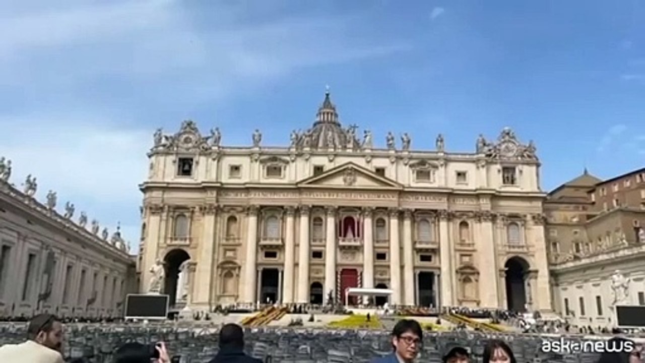 Le campane a San Pietro suonano a lutto per la morte del Papa