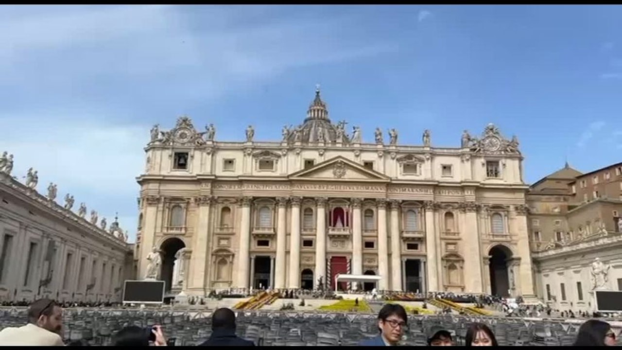 Le campane a San Pietro suonano a lutto per la morte del Papa