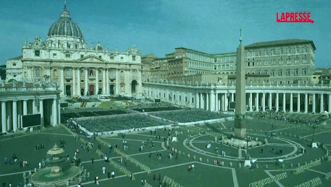 Papa Francesco, le immagini da Piazza San Pietro dopo l'annuncio della sua morte
