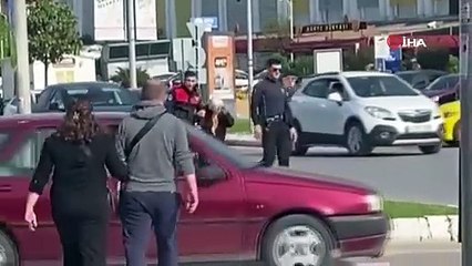 Yürümekte zorlanan yaşlı kadına yunus polisinden yardım eli