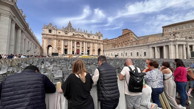 I rintocchi delle campane a San Pietro e in tutte le chiese di Roma: venti minuti per l'addio a Francesco