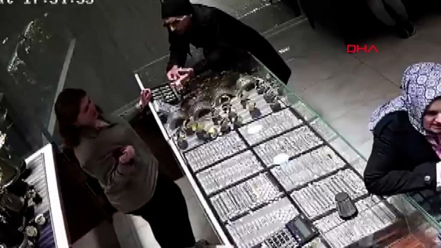 Esenyurt’ta müşteri gibi kuyumcuya girdi, 560 bin liralık bilezikleri alıp kaçtı