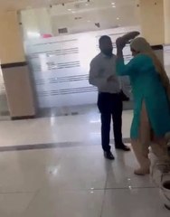 महिला प्रधान ने एसीईओ  को चप्पल से पीटा