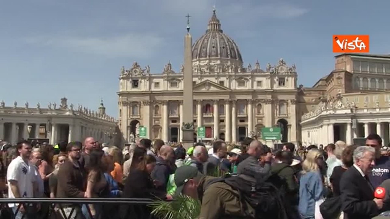 Roma, giornalisti e troupe tv da tutto il mondo davanti a San Pietro dopo la morte di Francesco