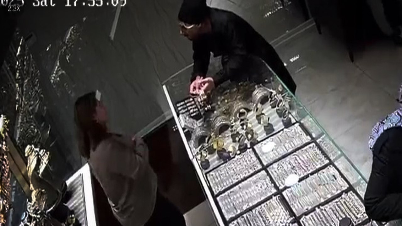 Müşteri gibi girdiği kuyumcudan 560 bin liralık takı alıp kaçtı