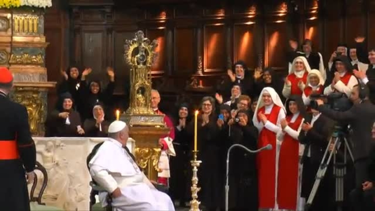 Napoli, quando le suore di clausura si strinsero a Papa Francesco