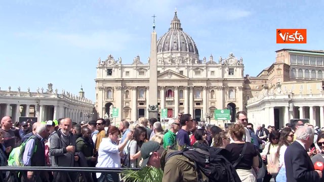 Morte di Papa Francesco, le voci dei fedeli a San Pietro: Colpo tremendo, non potevamo crederci