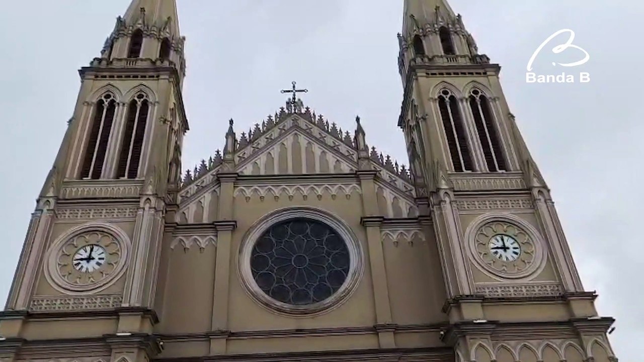Catedral de Curitiba adota toque fúnebre dos sinos e celebra missas especiais em memória do Papa Francisco