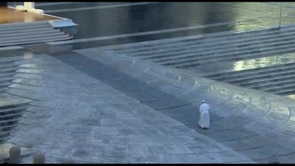 Il Papa prega solo nella piazza San Pietro vuota durante il covid