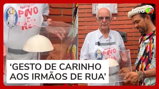 Padre Júlio Lancellotti mostra solidéu enviado pelo papa Francisco ao lamentar morte do pontífice