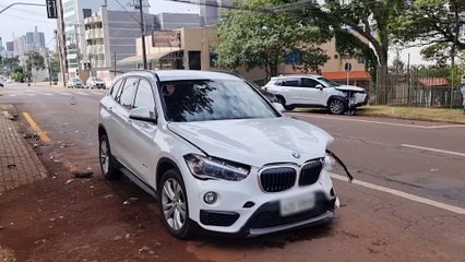 BMW X1 e Corolla Cross colidem em cruzamento sinalizado por semáforo no Centro de Cascavel