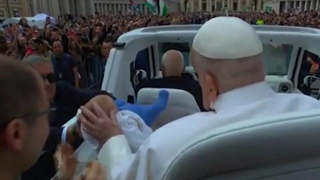 Le ultime carezze di Papa Francesco ai bambini prima di lasciare Piazza San Pietro