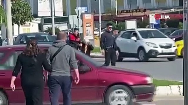 Yürümekte zorlanan yaşlı kadına yunus polisinden yardım eli