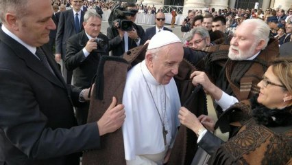 La Diputación de Zamora entrega la capa parda alistaba al Papa Francisco