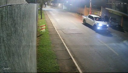 Vídeo mostra jovem saindo de dentro de Hilux onde casal morto estava