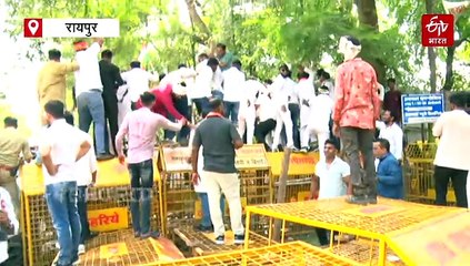 रायपुर में सीएम आवास घेरने निकली कांग्रेस, पुलिस ने बैरिकेड लगाकर रोका, जमकर हुई झड़प