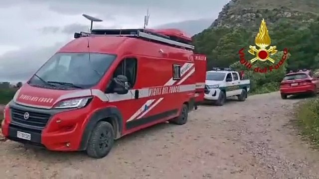 I vigili del fuoco cercano i fratelli dispersi con droni ed elicotteri: le immagini