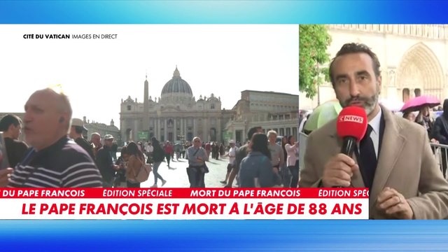 «C'est un choc», des Parisiens réagissent à la mort du pape François à Notre-Dame de Paris