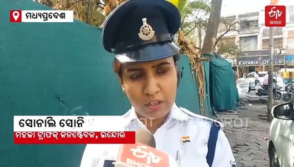 ମହିଳା ଟ୍ରାଫିକ ପୋଲିସଙ୍କ ନିଆରା ଅନ୍ଦାଜ, ବଲିଉଡ ଗୀତ ଗାଇ ଚାଳକଙ୍କୁ କରୁଛନ୍ତି ସଚେତନ
