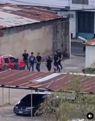 Aficionados le quitan camiseta a sus contrarios antes de partido de fútbol
