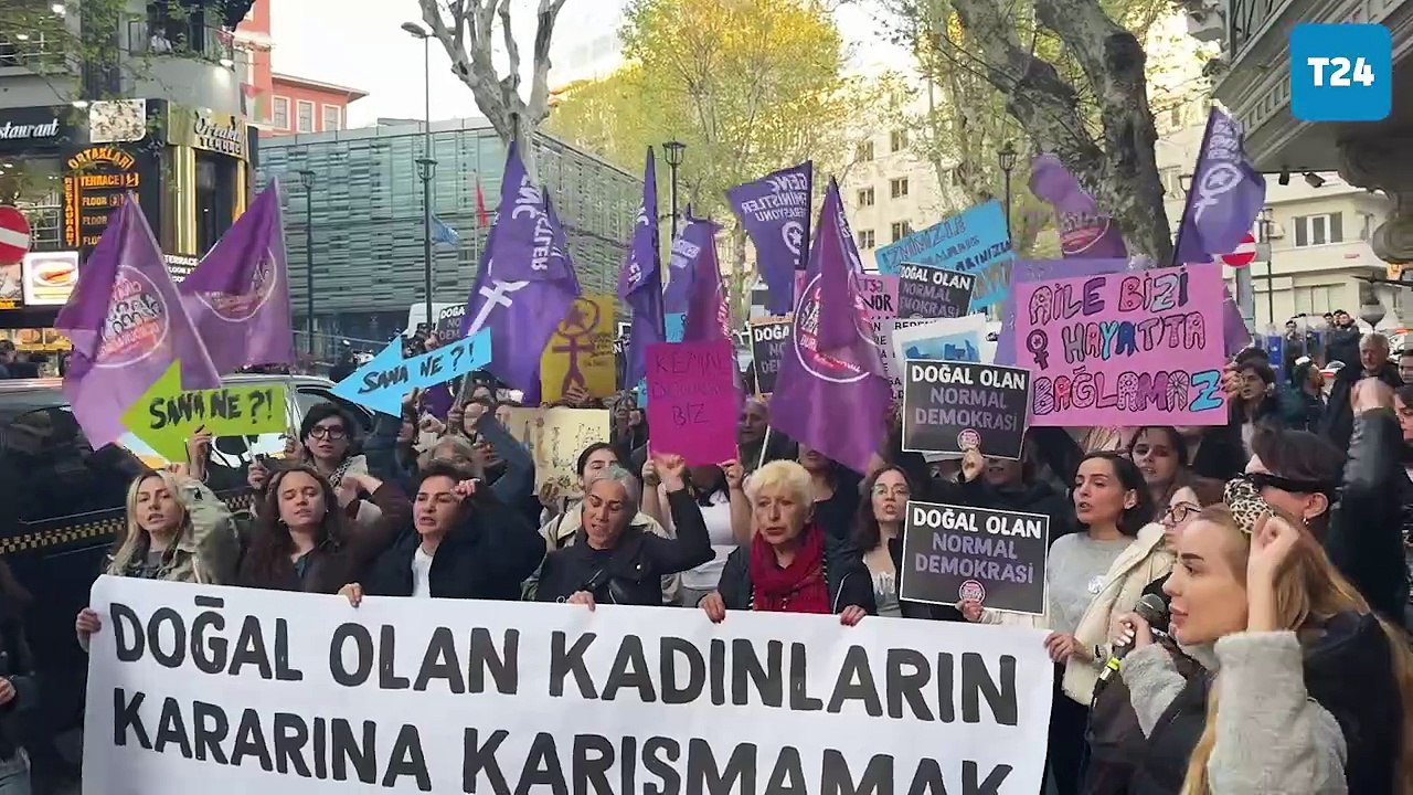 Kadınlardan İstanbul İl Sağlık Müdürlüğü önünde “normal doğum” protestosu: Kararımız normal, bakanlık anormal!