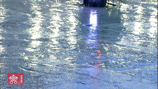 Le Pape François en prière contre la pandémie de coronavirus seule Place Saint-Pierre