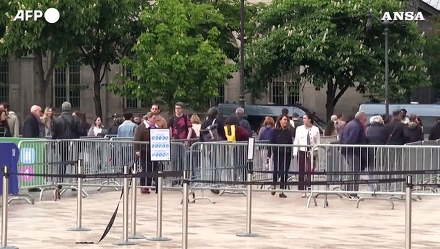 Morte Papa Francesco, fedeli e turisti affollano Notre-Dame