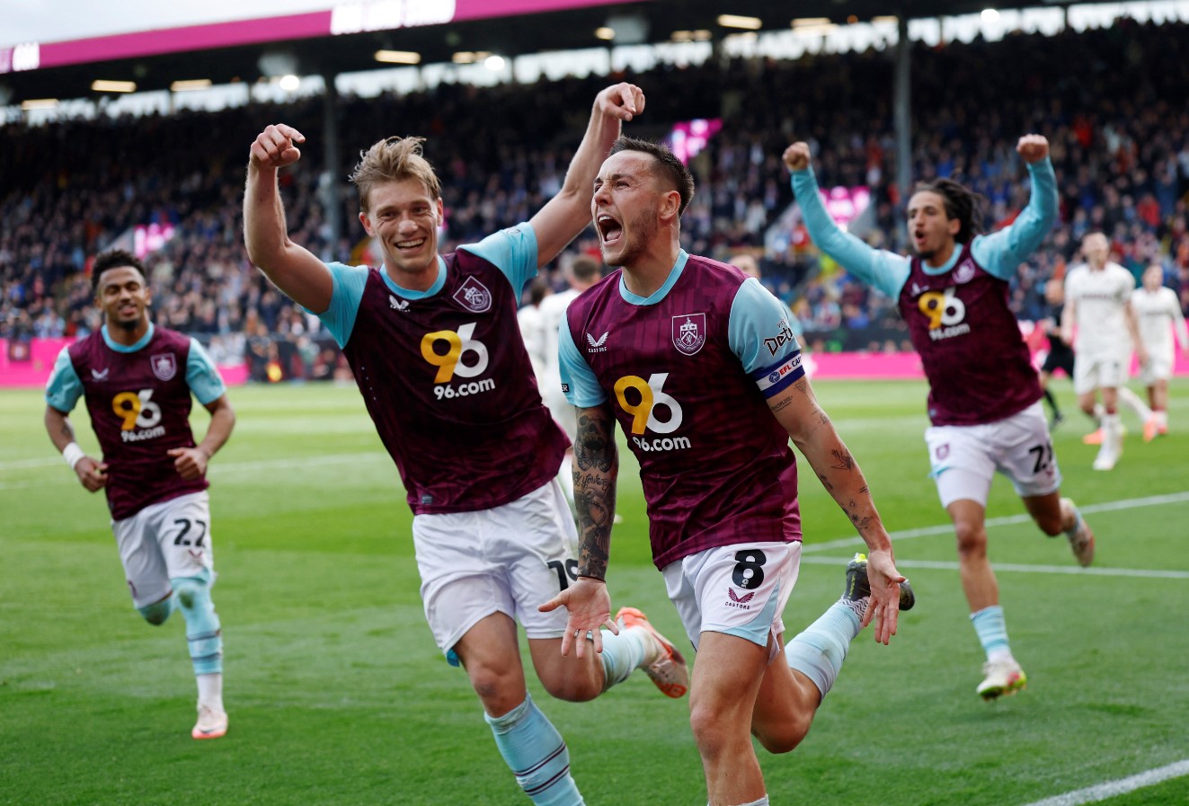 EFL Championship : Burnley domine Sheffield United, les Clarets et Leeds promus en Premier League