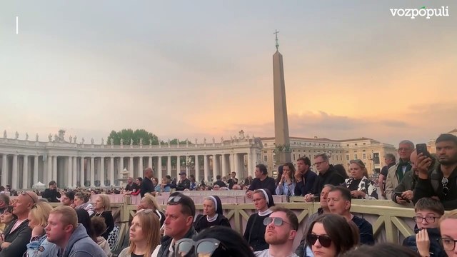 Miles de personas se congregan para rezar el Santo Rosario en sufragio del papa Francisco