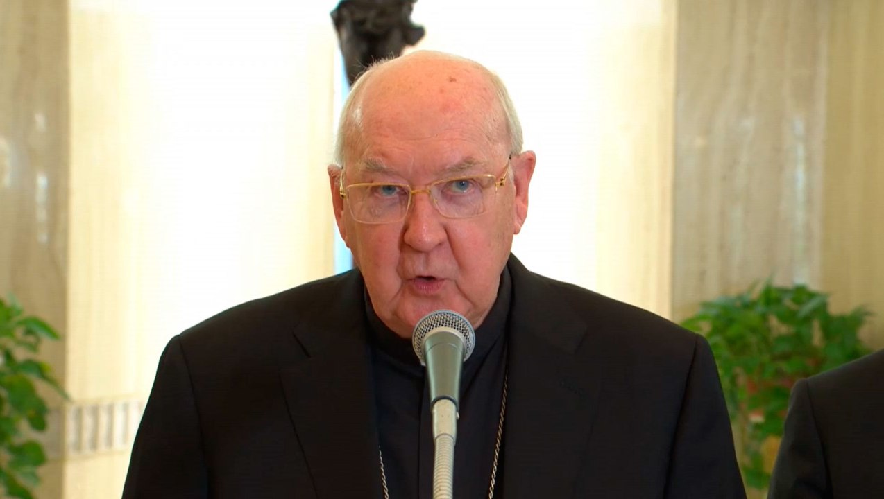 El cardenal Kevin Farrell, Camarlengo de la Cámara Apostólica, fue el encargado de anunciar la muerte del papa Francisco desde la Casa Santa Marta en Roma