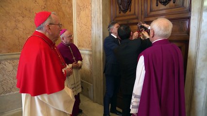El Camarlengo cierra y sella la residencia personal del Papa Francisco.