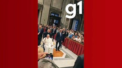 Bebê de MT foi abençoada 'de surpresa' por Papa Francisco no Vaticano; vídeo