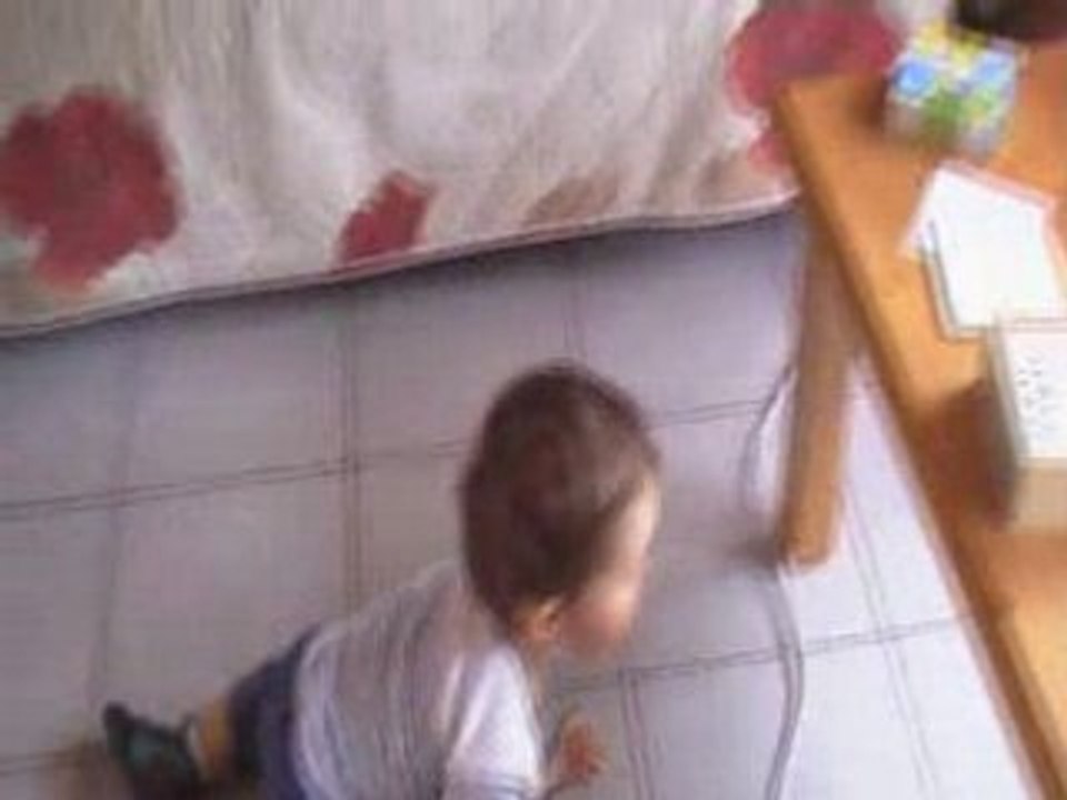 Jarod avance debout
