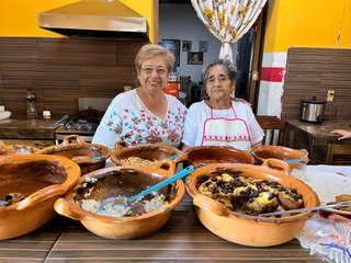 El mole de dátil que solo se cocina en Viesca, Coahuila: el secreto de doña Panchita