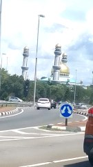 Masjid Jame' Asr Hassanil Bolkiah dirakam dari dalam kenderaan
