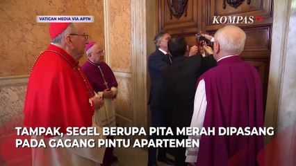 Momen Penyegelan Pintu Apartemen Tempat Mendiang Paus Fransiskus Tinggal