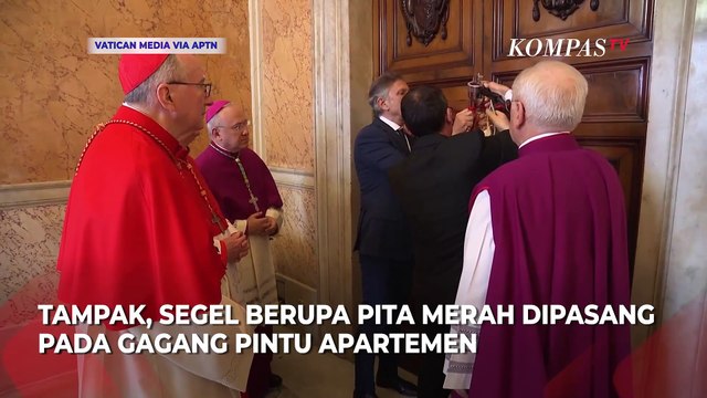 Momen Penyegelan Pintu Apartemen Tempat Mendiang Paus Fransiskus Tinggal