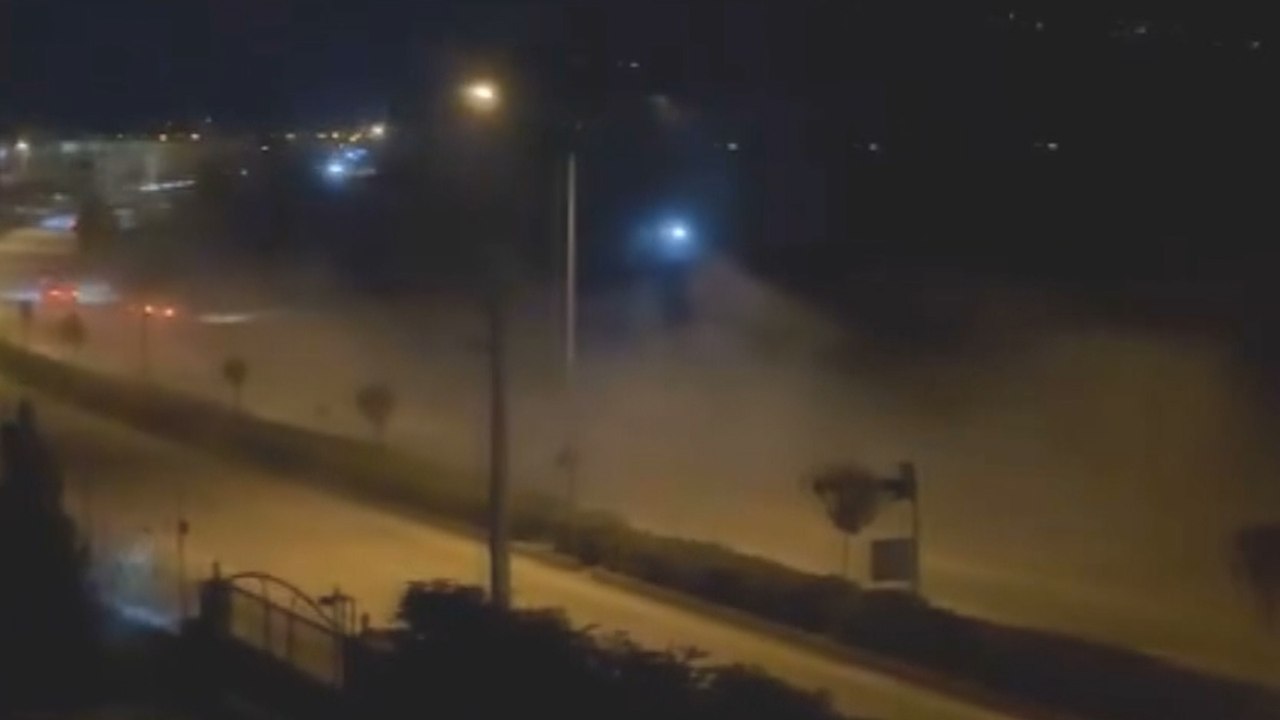 Sokak köpeğine çarparak savrulan hafif ticari aracın sürücüsü yaralandı